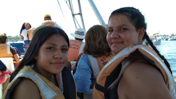 Paola et Carole avec leur bouée de sauvetage, assises dans le bateau.