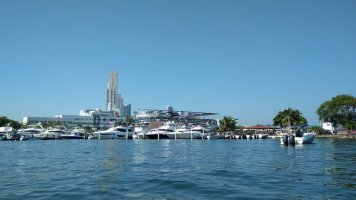 Port de plaisance et gratte-ciels.