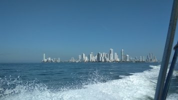 Gratte-ciels vus du bateau.