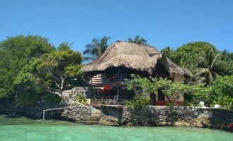 Petite cahutte au bord de l'eau.