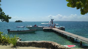 Le ponton avec le bateau.