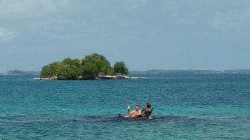 Philippe faisant coucou, auprès de la statue de la sirène, dans l'eau.