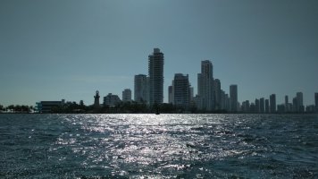 Gratte-ciels vus de la mer.