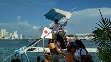 Conducteur du bateau sur son siège.